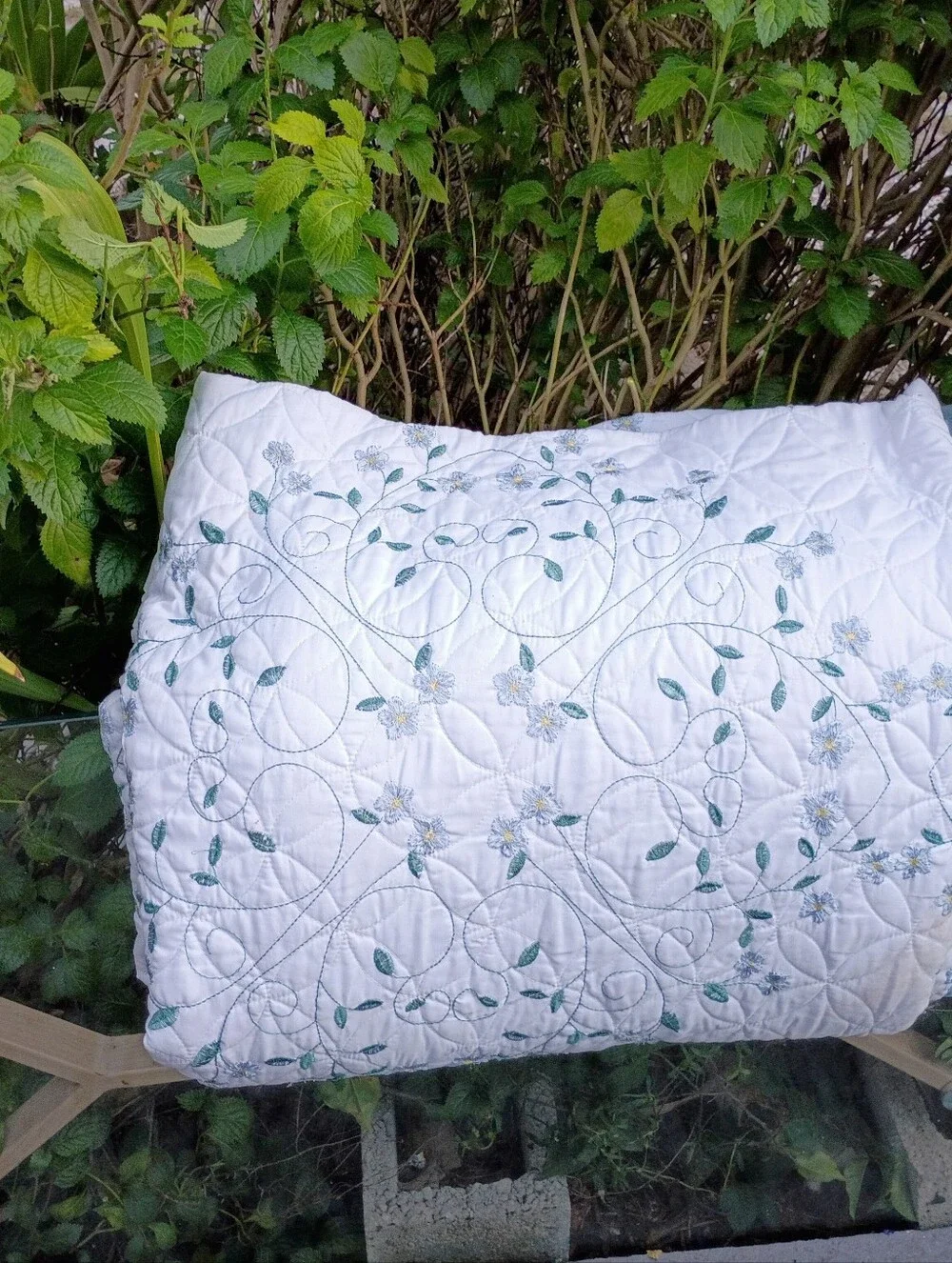 Embroidered Floral Reversible Vintage Scrolling Vine Flowers Quilted Comforter.
